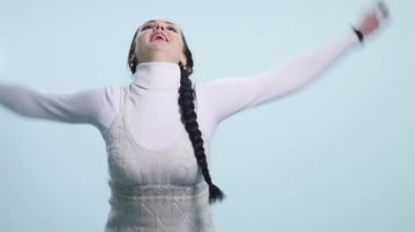 Gülümseyerek, beyaz arka plan üzerinde sevindirici genç güzel kadın