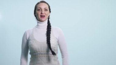 Gülümseyerek, beyaz arka plan üzerinde sevindirici genç güzel kadın