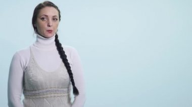 Utangaç genç kadın beyaz bir arka plan üzerinde