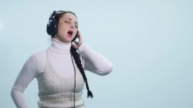 dans ve beyaz arka plan üzerinde kulaklık şarkı genç bir kadın