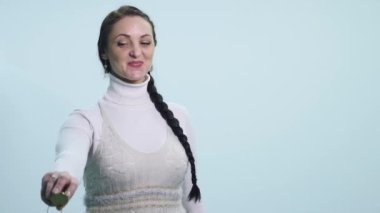 Genç kadın altın Bitcoin para - cryptocurrency, yeni sanal para, seçici odak sembolü gösterir