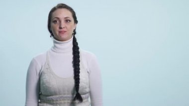 Genç kadın yapma işareti bilmiyorum beyaz arka plan üzerinde