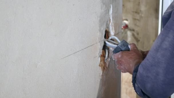 Keramikfliesen an die Wand legen. Keramiker verlegt langsam Keramikfliesen an Badezimmerwand voller Spezialkleber — Stockvideo