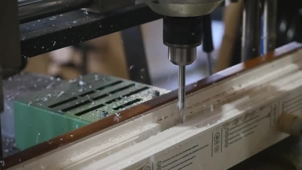 Fixation d'un squelette métallique au moyen de vis autotaraudeuses à l'intérieur d'un profilé en plastique. Technologie de production de fenêtres en PVC. Usine pour la production de fenêtres et portes en PVC .