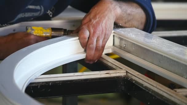 Automatische lijn machine voor steken samen Pvc secties van ramen en deuren in één frame - afwerking proces, het vrijgeven van klein venster voor de volgende stap — Stockvideo