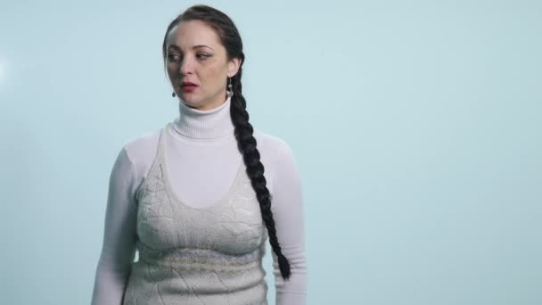 Félnek és ijedt lány portré, Confused, fehér háttér — Stock videók