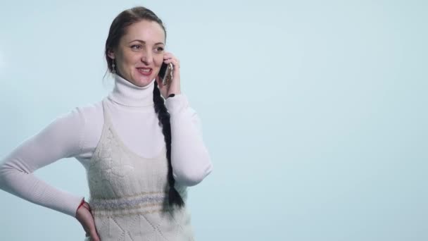흰색 위에 절연 모바일에 웃는 행복 한 젊은 여자 — 비디오