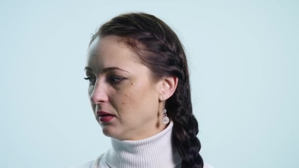 Portrait de fille effrayé et effrayé, confus sur fond blanc — Video