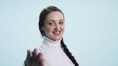 Beyaz arka plan üzerinde anahtar tutan genç kadın el atış yukarıya kapatmak