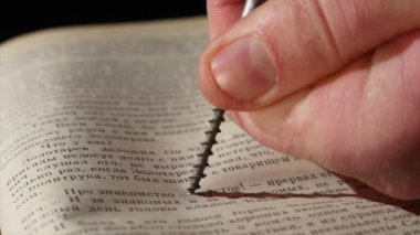 Adam vidaları bir tornavida kullanarak kitap katlanmış..