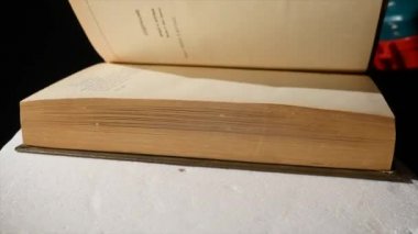 Adam vidaları bir tornavida kullanarak kitap katlanmış..