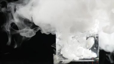 Kuru buz etkisi koyu arka plan beyaz cam duman soyut