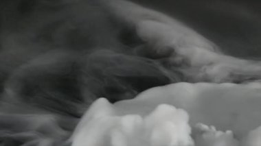 bulutlar duman soyut siyah arka plan üzerine