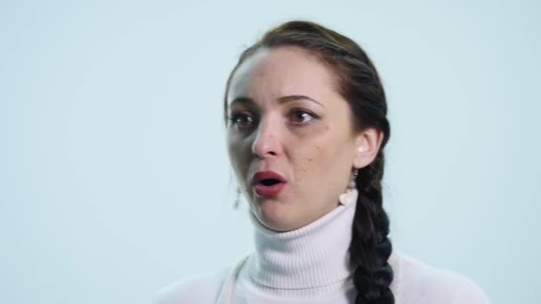 Боячись і злякався портрет дівчині, плутається на білому тлі — стокове відео