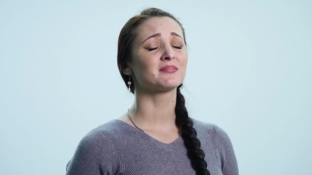 年轻哀伤的妇女哭泣在白色背景 — 图库视频影像