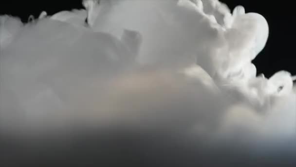 Nuvens fumaça abstrato no fundo preto — Vídeo de Stock