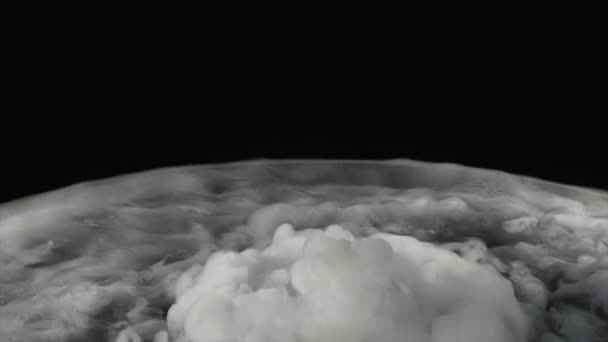 Bulutlar duman soyut siyah arka plan üzerine — Stok video