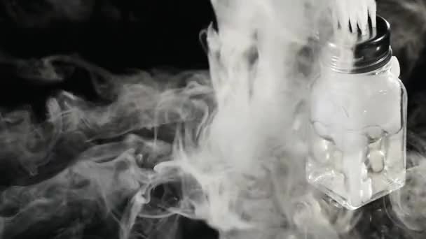 Abstracto humo blanco en vidrio el efecto del hielo seco sobre el fondo oscuro — Vídeo de stock