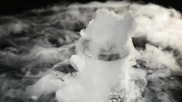 玻璃中的白色烟雾从干冰对深色背景的影响 — 图库视频影像