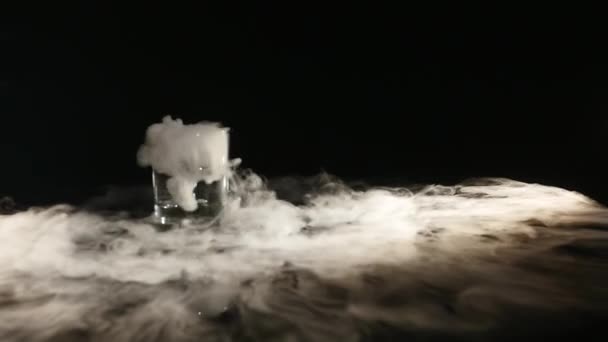 Boisson en verre avec l'effet de la glace sèche — Video