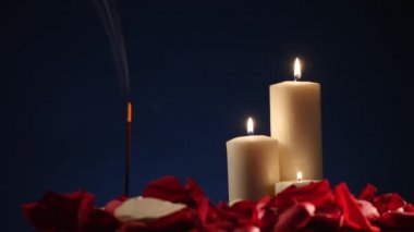 Tütsü sopa ve mumlar yanan ve koyu arka plan üzerinde duman, tütsü ve mum ışığı duman