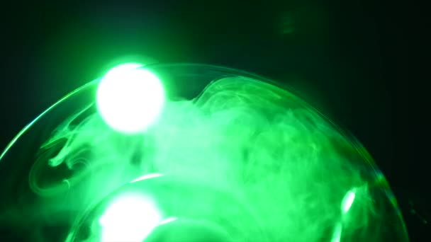 Fantastica magia verde sapone bolle trucco sul tavolo nero su sfondo nero — Video Stock