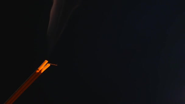 Close up de queima de paus de incenso com fumaça sobre fundo preto — Vídeo de Stock