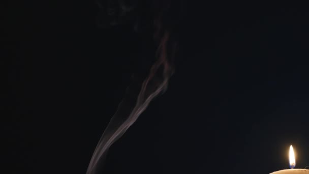 Движение ладана гладкий дым на темном фоне. Динамическое спокойствие расслабляет. Ароматерапия, очищающий дым ладана — стоковое видео