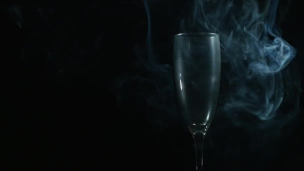 Καπνίζουν στο γυαλί σε μαύρο φόντο — Αρχείο Βίντεο
