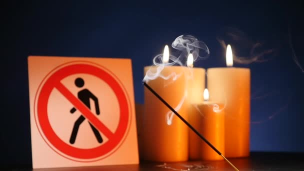 Mnoho hořící světlo voskové svíčky s mávat žlutý plamen s označením pro lidi vchod je zakázáno na černém pozadí. Kulatý tlustý hořící klacky pro oslavu události a zesvětlení — Stock video