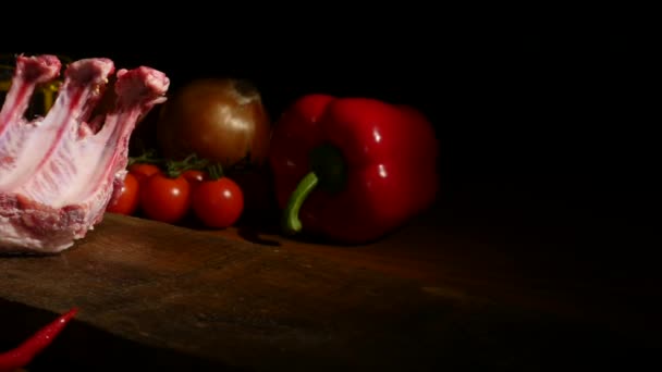 Primer plano de las costillas de ternera y los ingredientes en el tablero — Vídeos de Stock