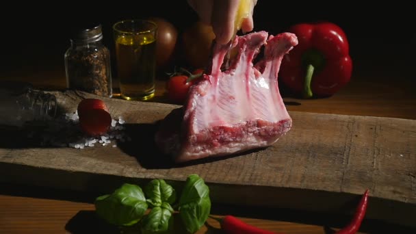 特写镜头的牛肉排骨和主板上的食材 — 图库视频影像