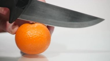 Yarım portakal kesme, taze meyve, kesilmiş bir bıçak, bir turuncu, turuncu, sağlıklı yaşam yakın çekim