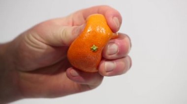 Erkek el sıkma taze turuncu portakal sıkma Juice.Hand