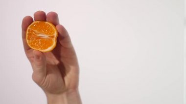 Erkek el sıkma taze turuncu portakal sıkma Juice.Hand