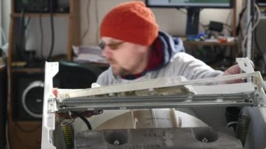 İç çamaşır makinesi hizmet tesisatçı R3d üzerinde ateş
