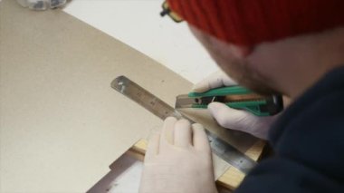 Adam lamba güç kaynağı onarıyor. Halen bir elektronik Pano ve bir havya tutuyor. Üstten Görünüm.