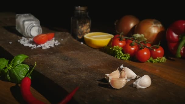 Hand zet een sandwich met kaviaar op een bord — Stockvideo