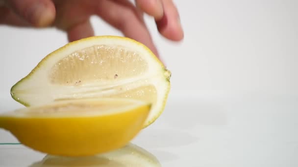 Zwei Zitronenhälften auf weißem Hintergrund — Stockvideo