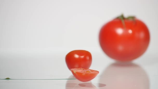 Zwei halbe Tomaten auf weißem Hintergrund — Stockvideo