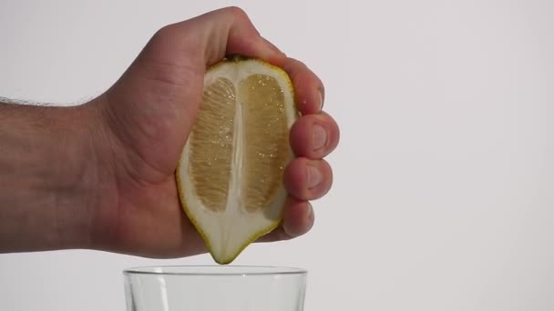 Vers citroensap wordt geperst door mannenhand — Stockvideo