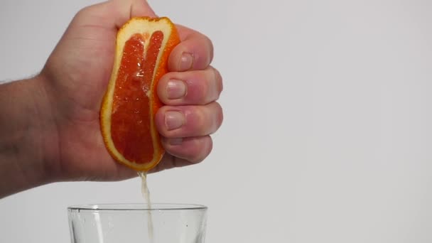 Αρσενική χέρι συμπίεση φρέσκο πορτοκάλι Juice.Hand στύψιμο ενός πορτοκαλιού — Αρχείο Βίντεο