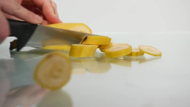 Hombre rebanando plátano con cuchillo grande — Vídeos de Stock
