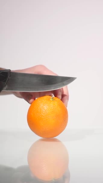 Cortar media naranja, Fruta fresca, Cortar con un cuchillo, Primer plano de una naranja, Naranja, Estilo de vida saludable — Vídeo de stock