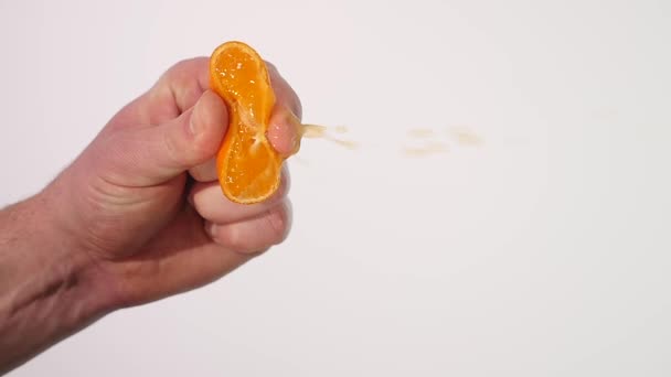 Manlig Hand klämma färsk apelsin Juice.Hand klämma en orange — Stockvideo