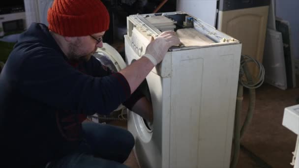 Сантехник Обслуживание бытовой стиральной машины снято на R3D — стоковое видео