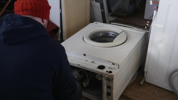 修理家用洗衣机的水管工在 R3d 上射击 — 图库视频影像