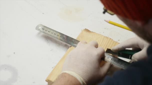 El hombre está reparando la fuente de alimentación de la lámpara. Él sostiene una placa electrónica y un soldador. Vista superior . — Vídeos de Stock