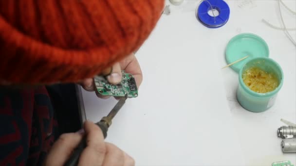Elektronik mühendisi lehimleme devre perfboard — Stok video