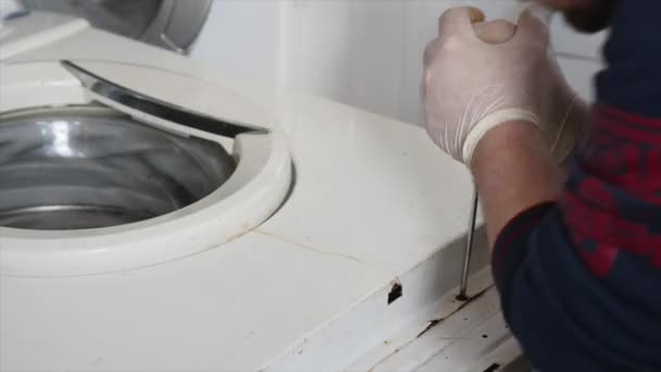 Мастер по ремонту стиральной машины . — стоковое видео
